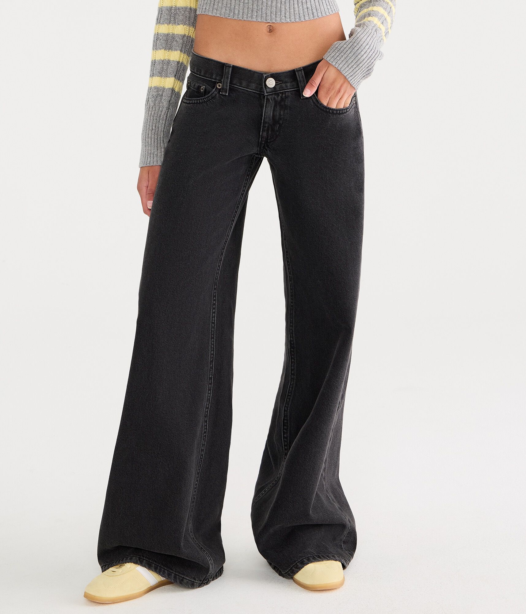 Super Low-Rise Ultra Wide Leg Heart Pocket Jean
