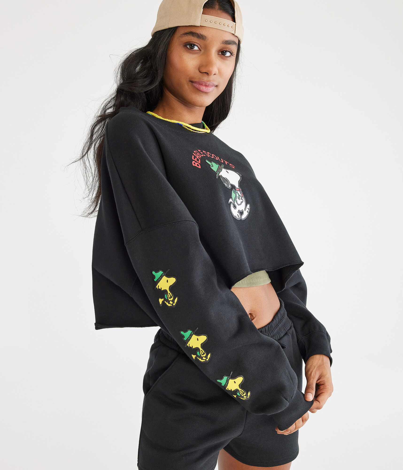AERO | CAMP SNOOPY&trade; Beagle Scouts Cropped Sweatshirt