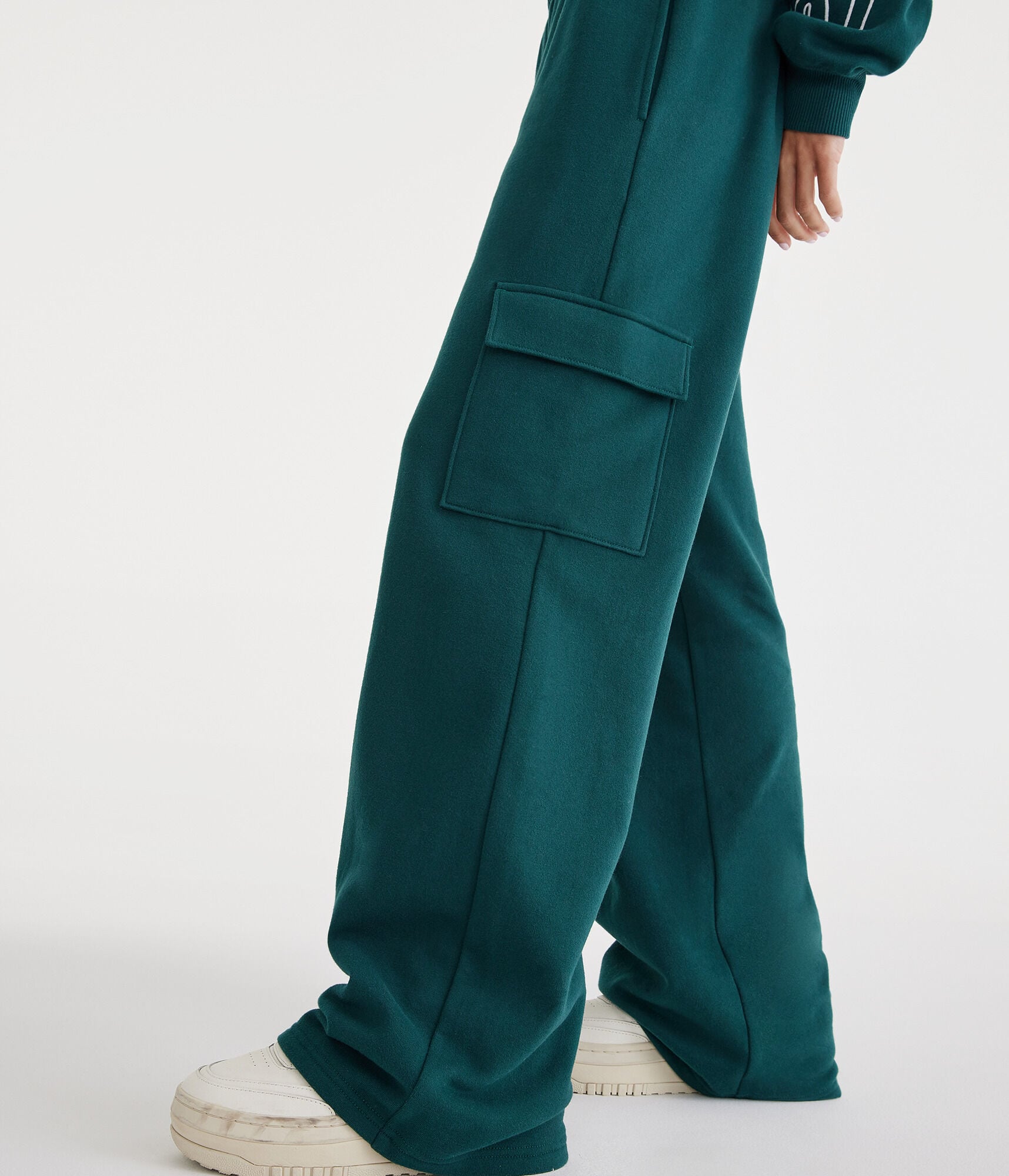 Low-Rise Cargo Wide Leg Sweatpants