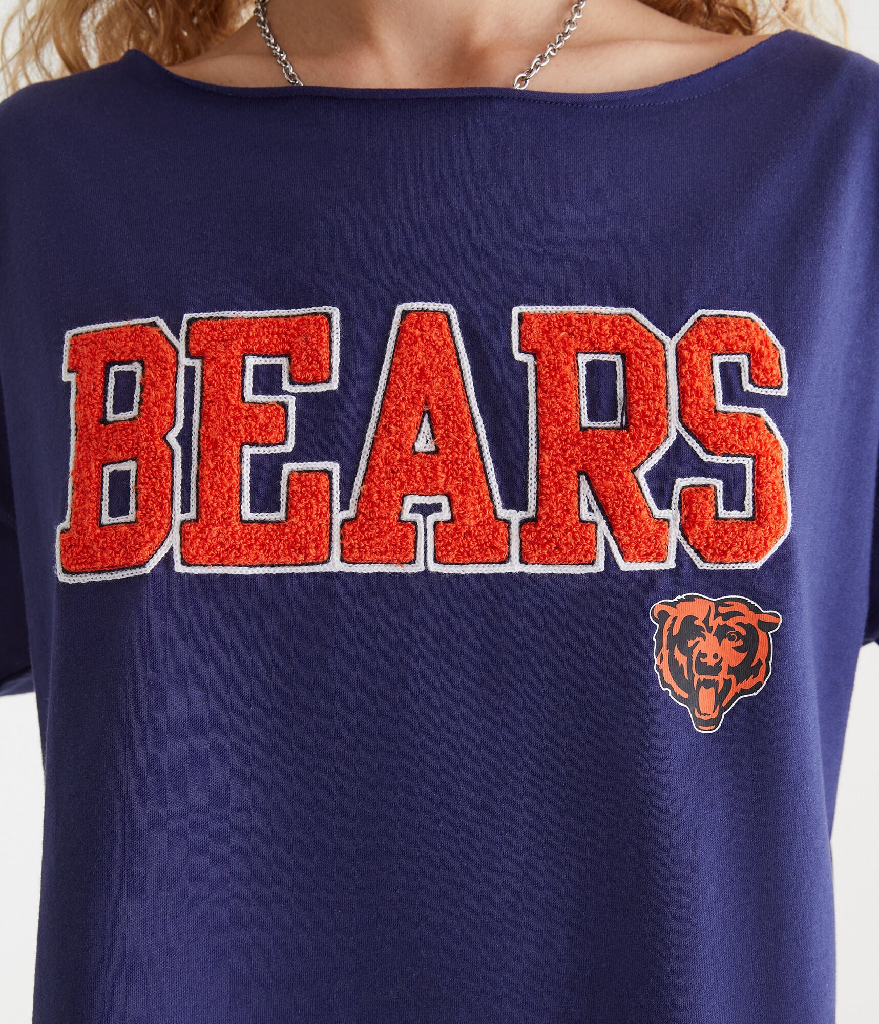 Chicago Bears Cropped Off-The-Shoulder Graphic Tee
