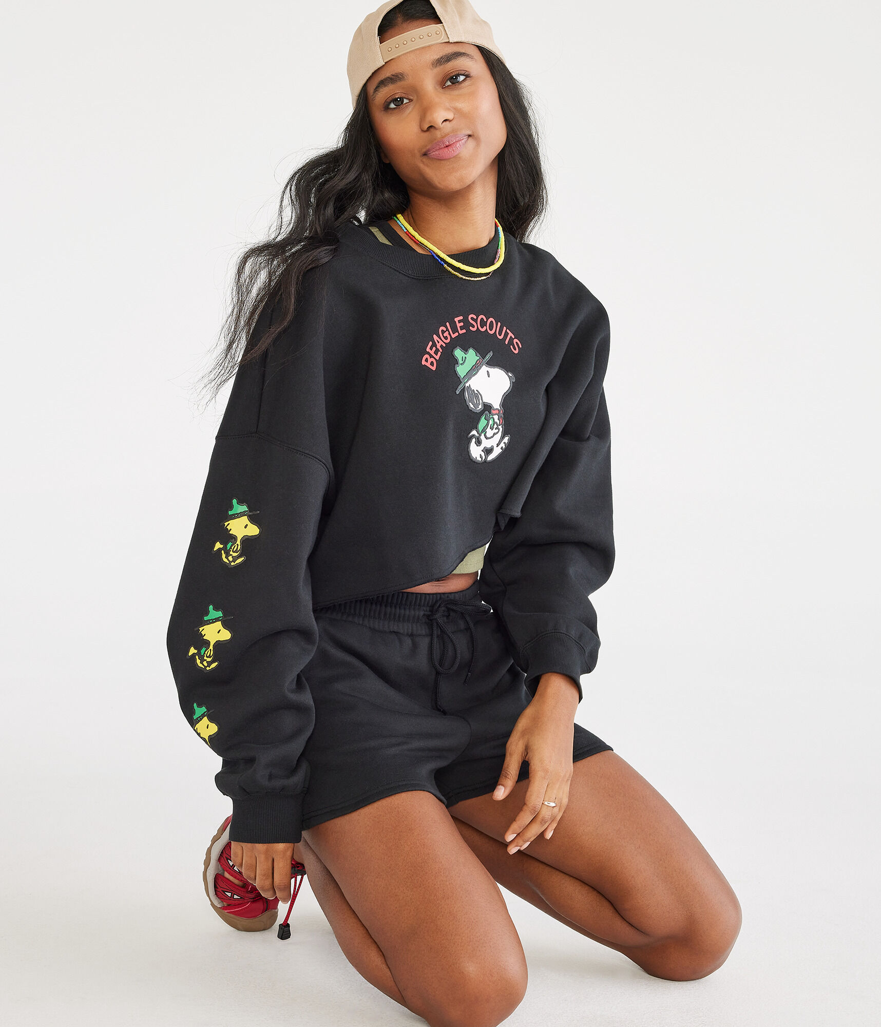 AERO | CAMP SNOOPY&trade; Beagle Scouts Cropped Sweatshirt