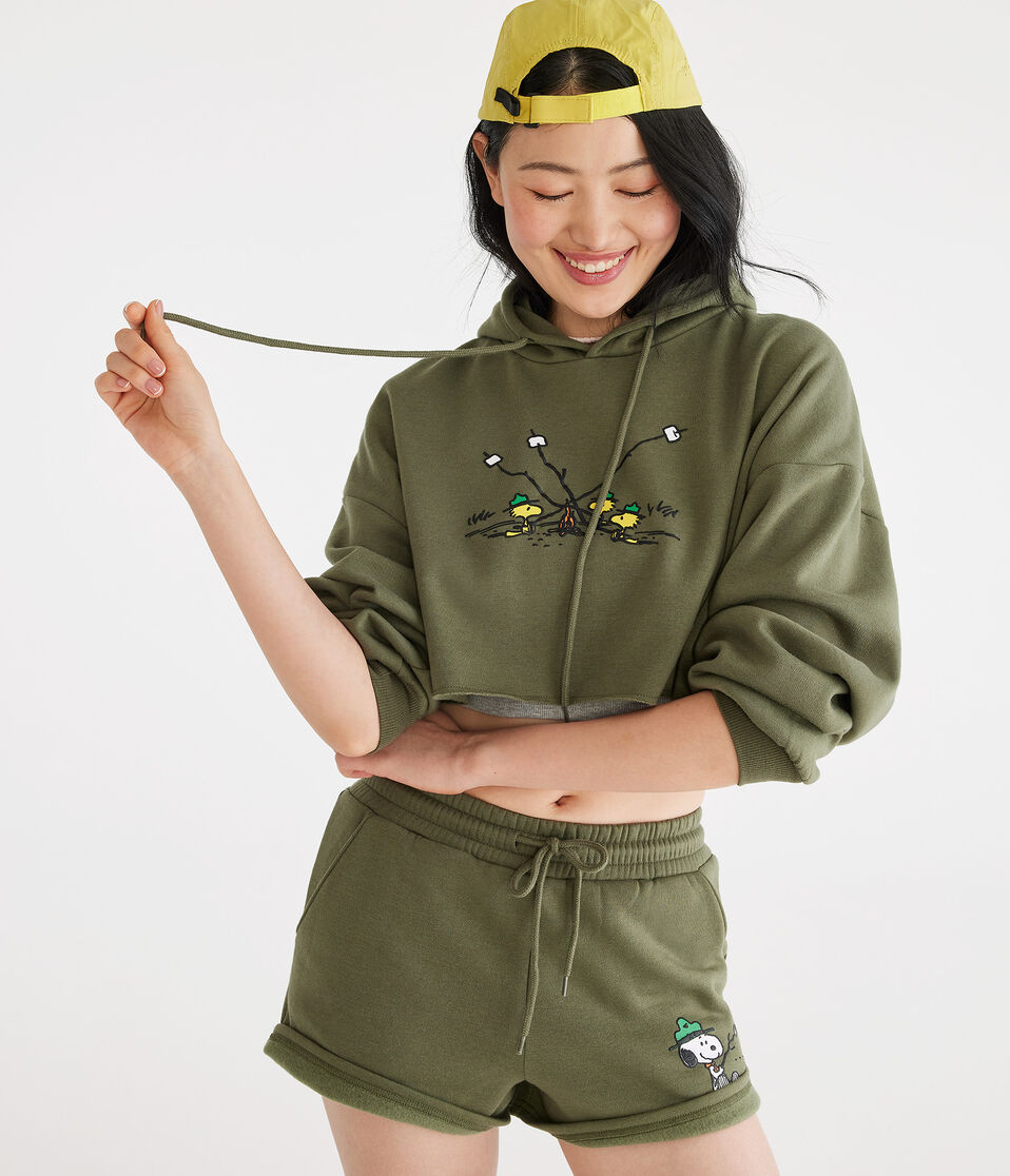 AERO | CAMP SNOOPY™ Campfire Cropped Pullover Hoodie