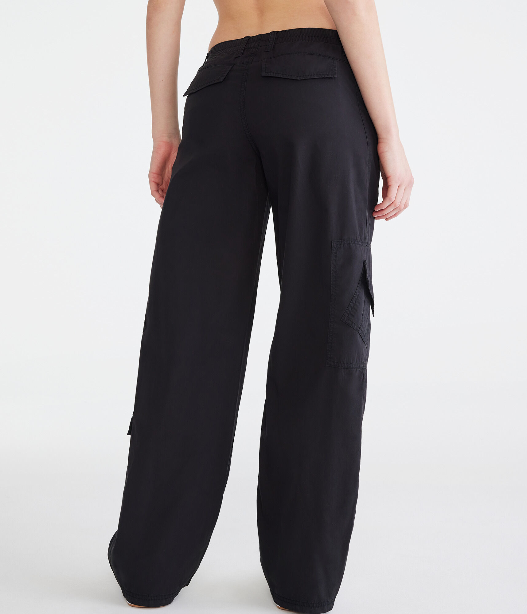 Low-Rise Wide Leg Cargo Pants