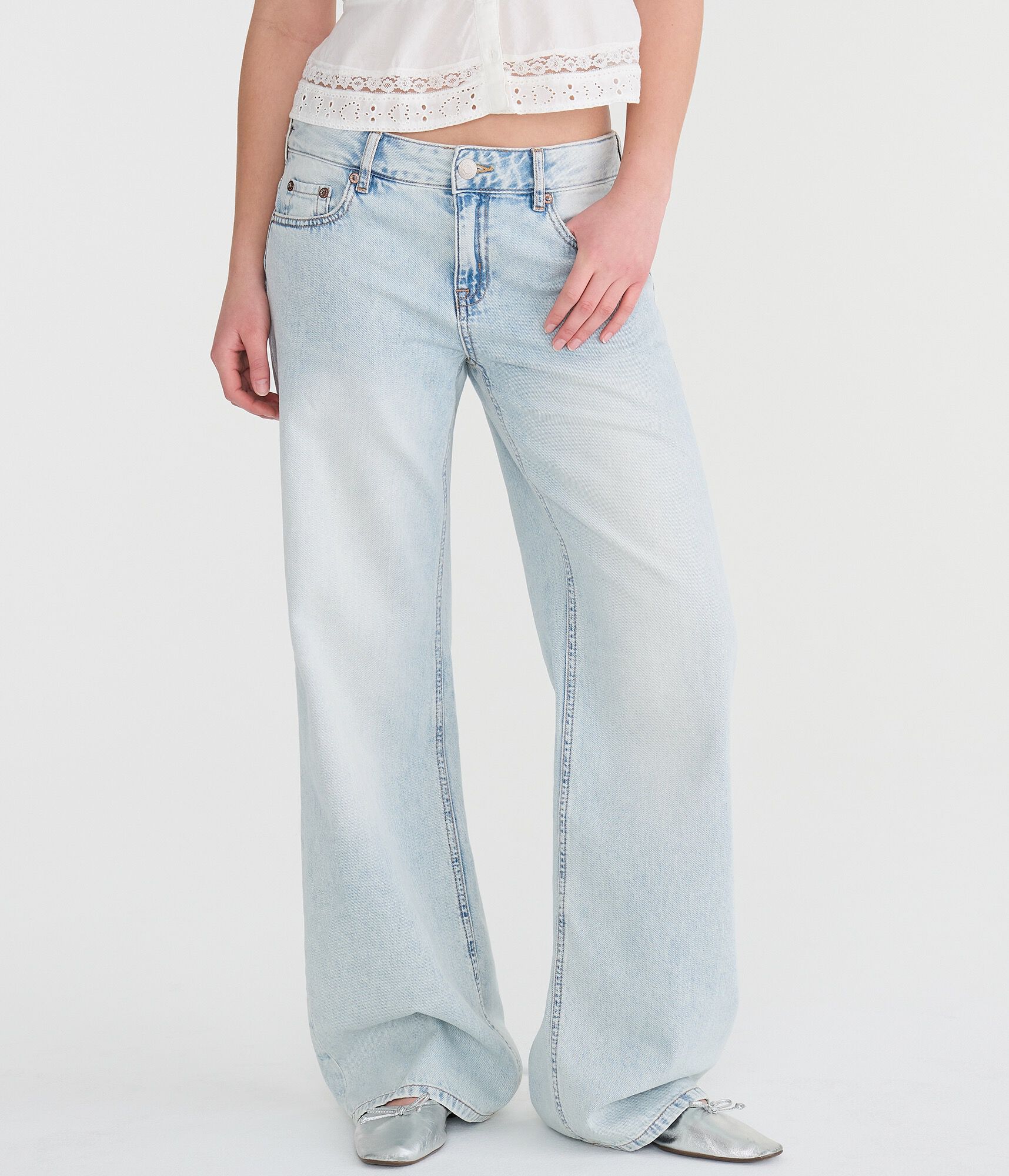 Low-Rise Baggy Wide Leg Jean