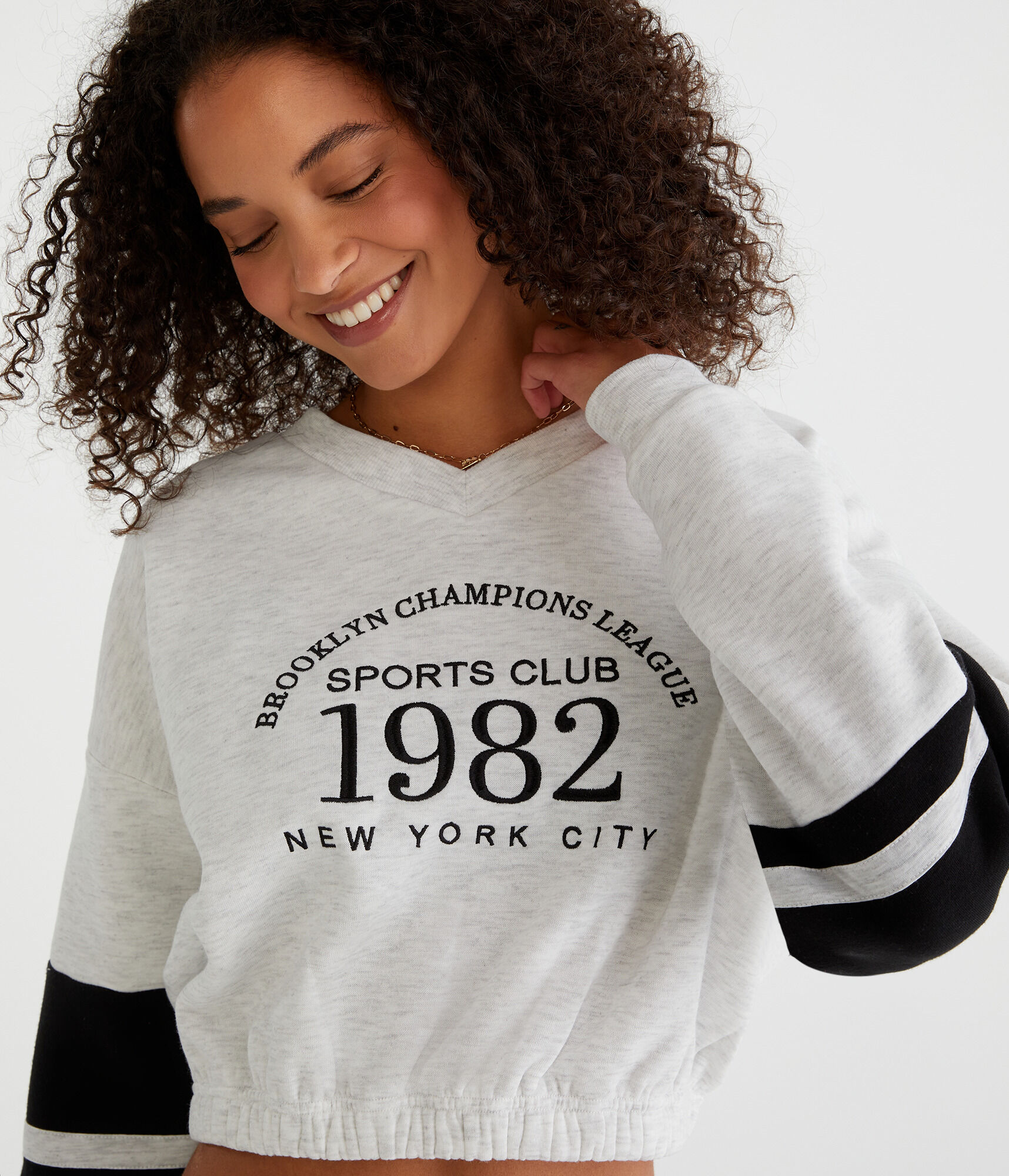 大人気 XLARGE BASEBALL LOGO EMBROIDERED V NECK SWEATSHIRT S7ade37005fbd4905b96a1f13e7457