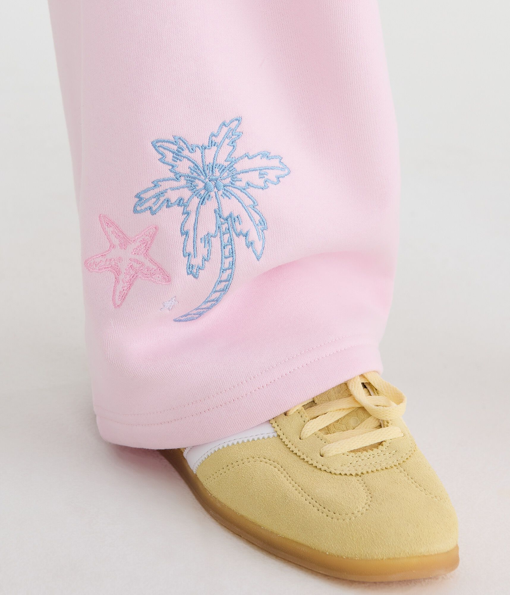 Cloud Soft Sea Shells Mid-Rise Straight Leg Sweatpants