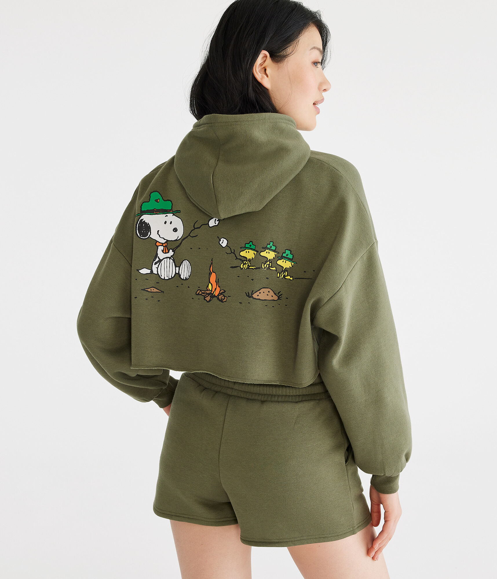AERO | CAMP SNOOPY&trade; Campfire Cropped Pullover Hoodie
