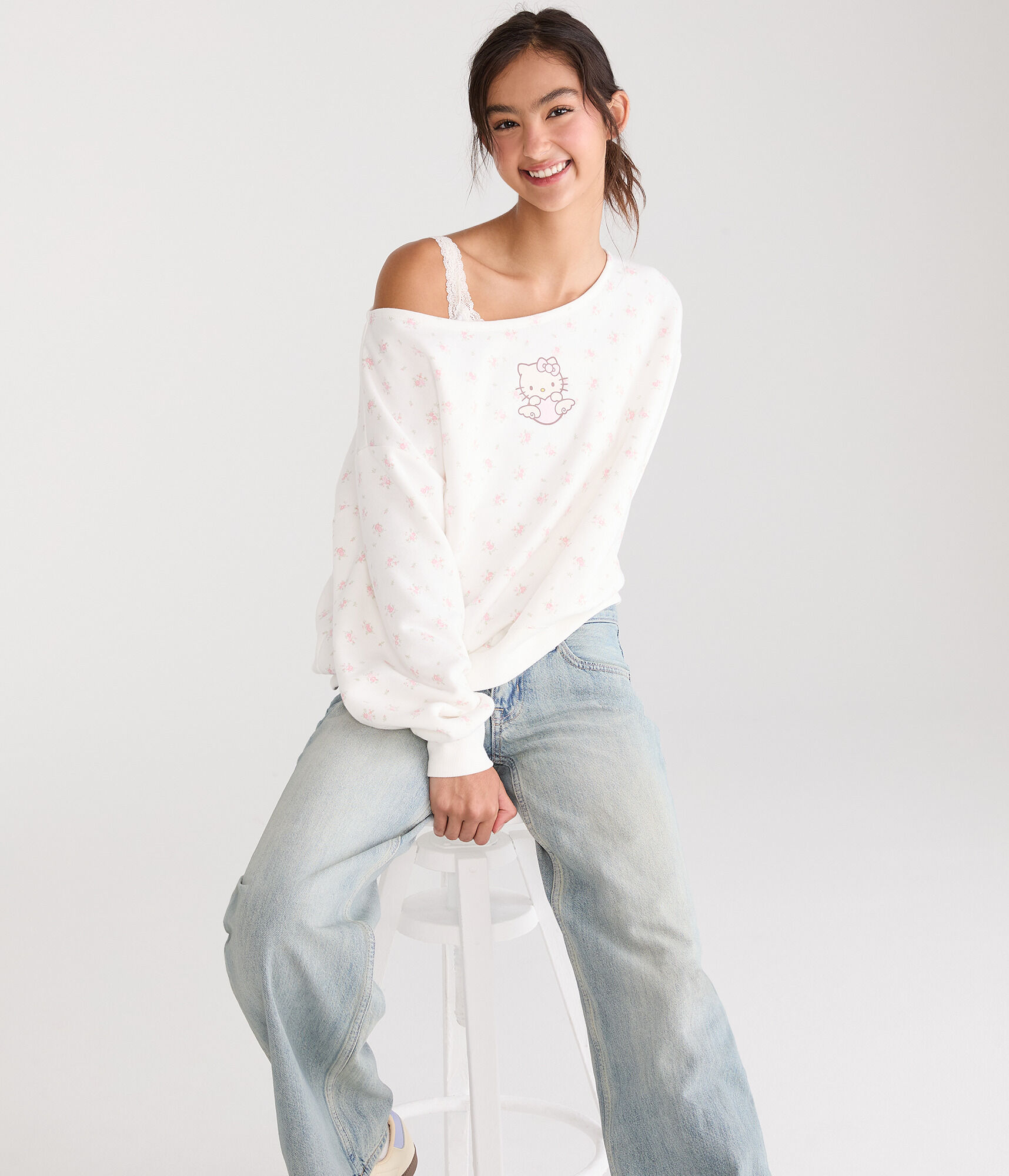 Hello Kitty | Aero Heart Floral Off-The-Shoulder Sweatshirt