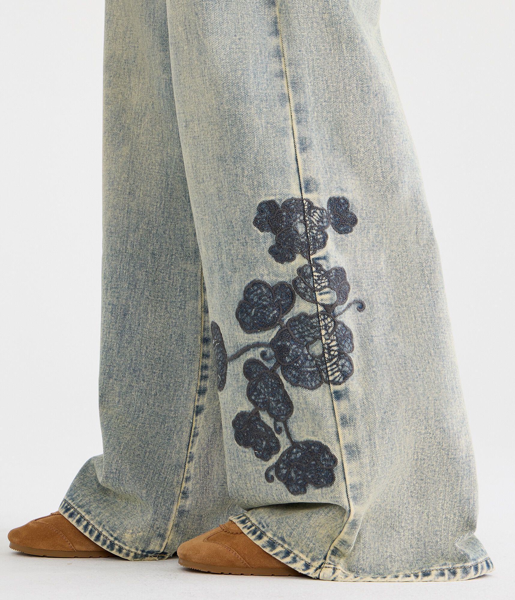 Super Low-Rise Ultra Wide Leg Lace Flowers Jean