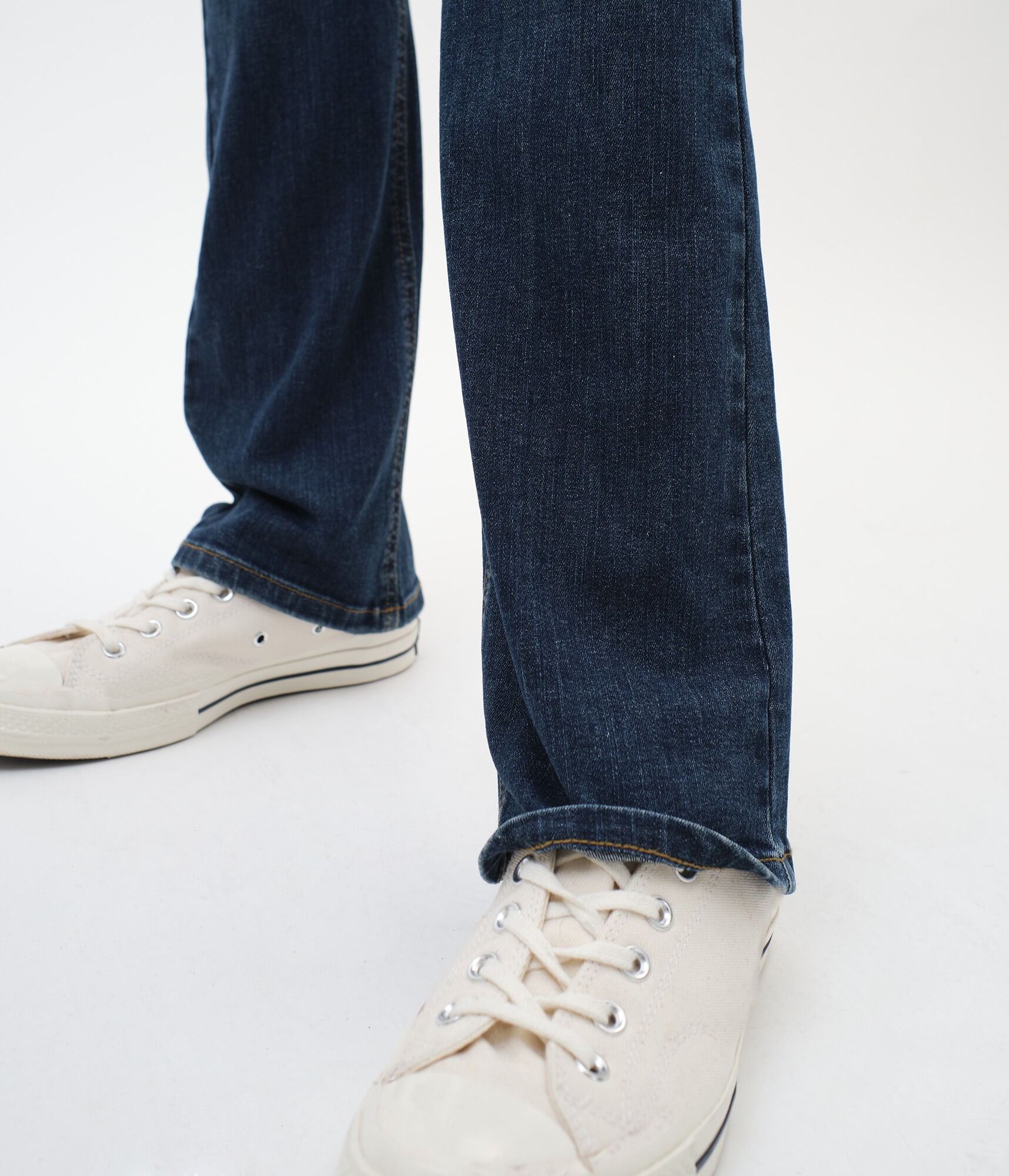 Low-Rise Bootcut Jean***