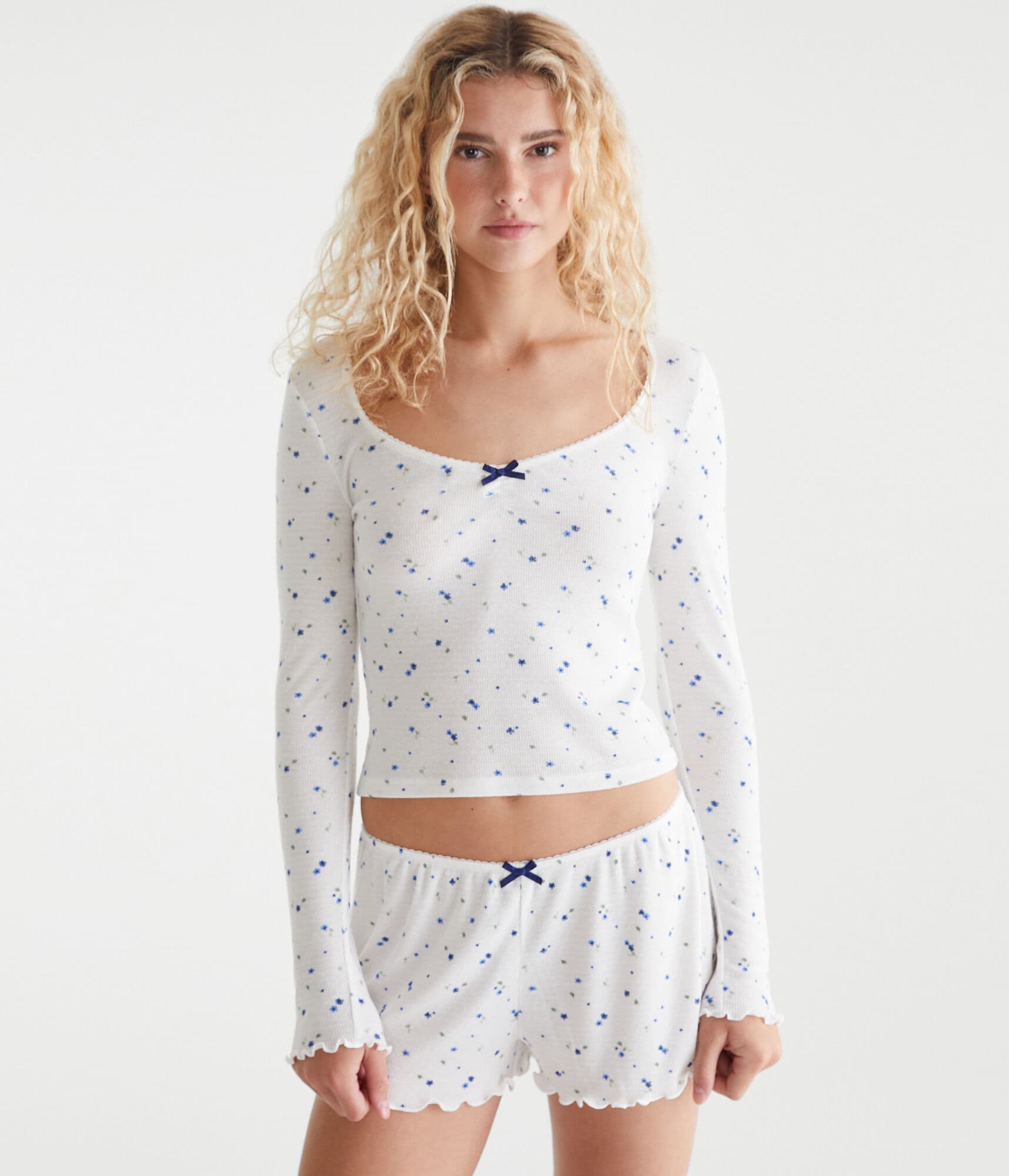 Long Sleeve Bows Cropped Scoop-Neck Sleep Tee