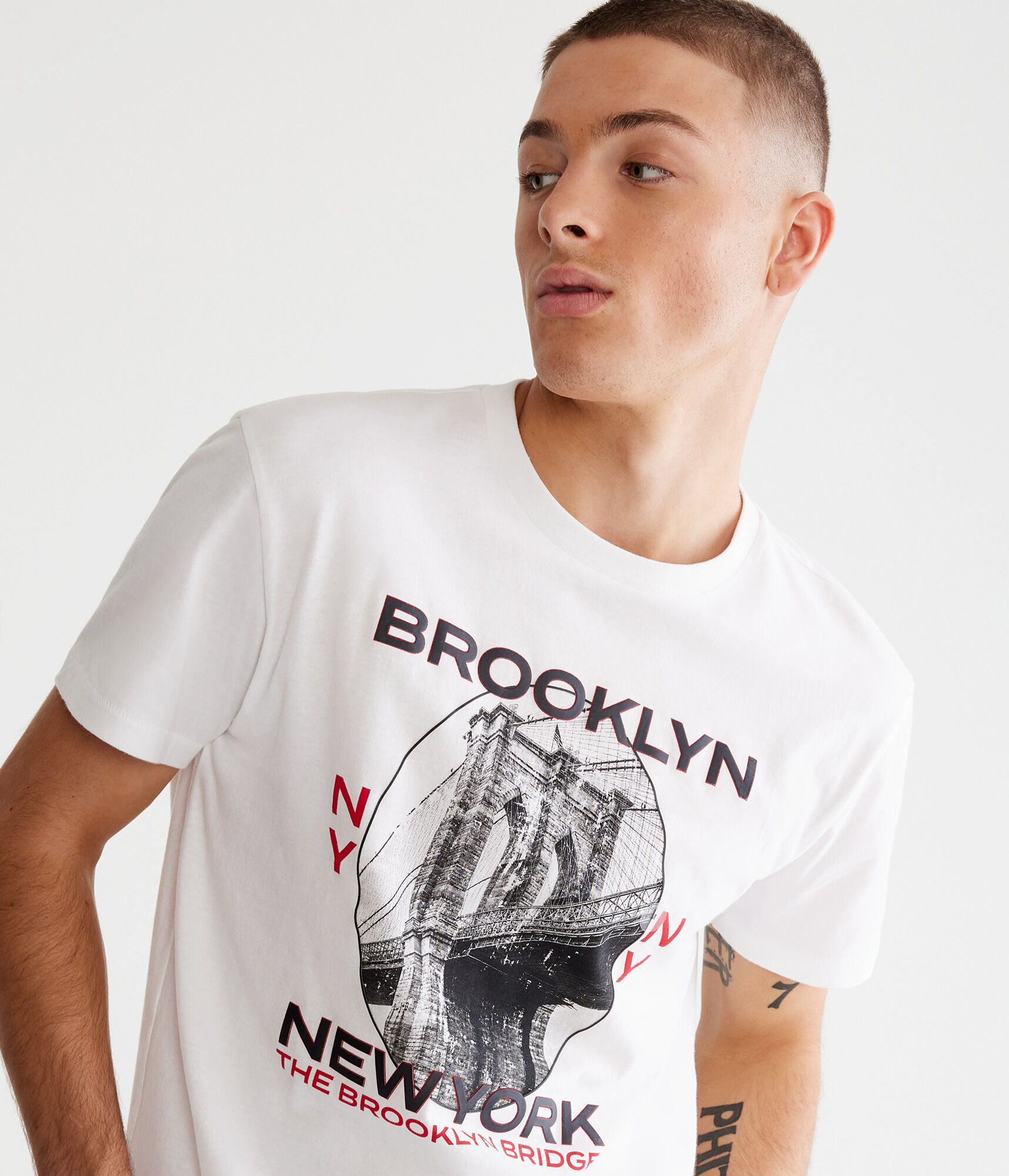 Brooklyn Bridge Oval Graphic Tee