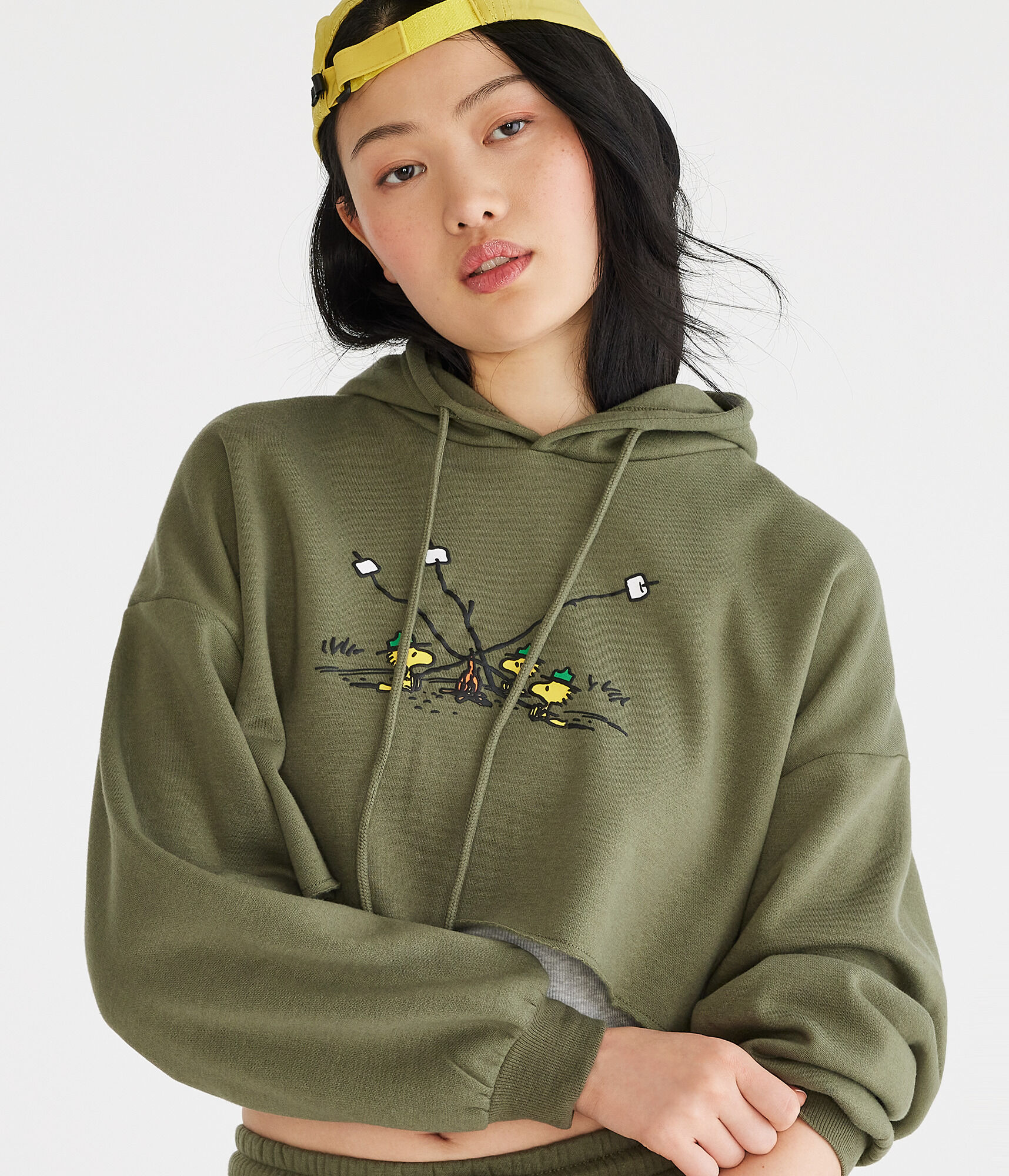 AERO | CAMP SNOOPY&trade; Campfire Cropped Pullover Hoodie