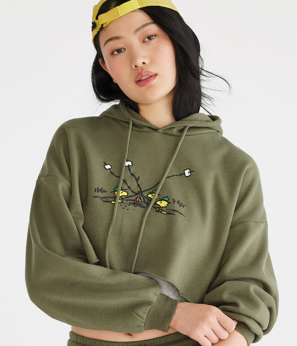 AERO | CAMP SNOOPY™ Campfire Cropped Pullover Hoodie