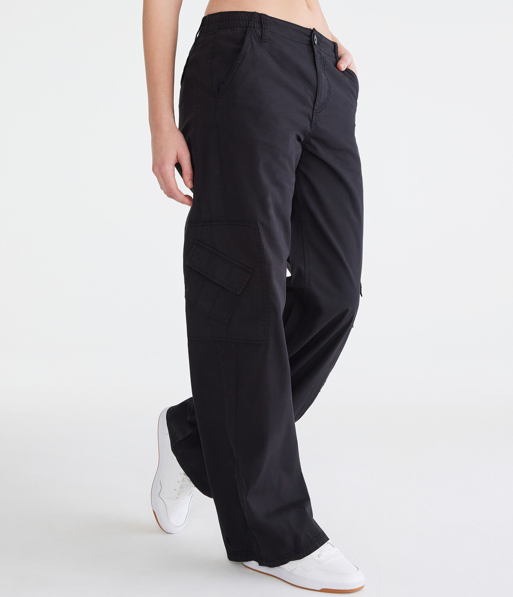 Low-Rise Wide Leg Cargo Pants