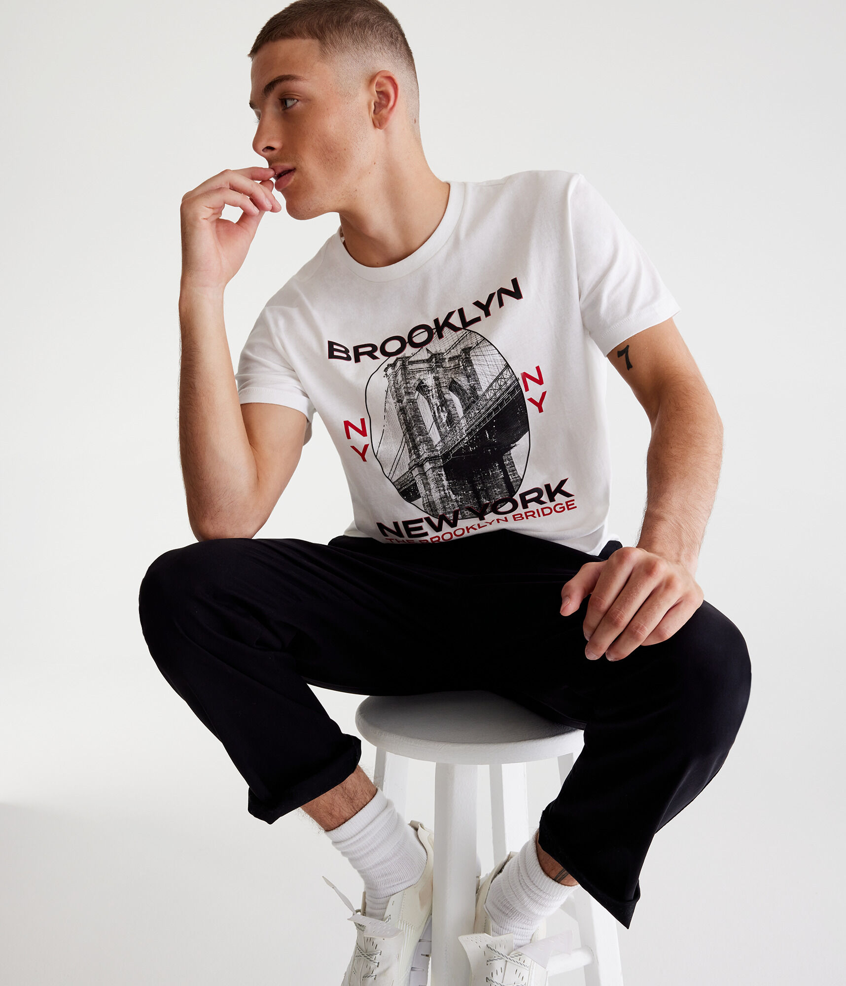 Brooklyn Bridge Oval Graphic Tee