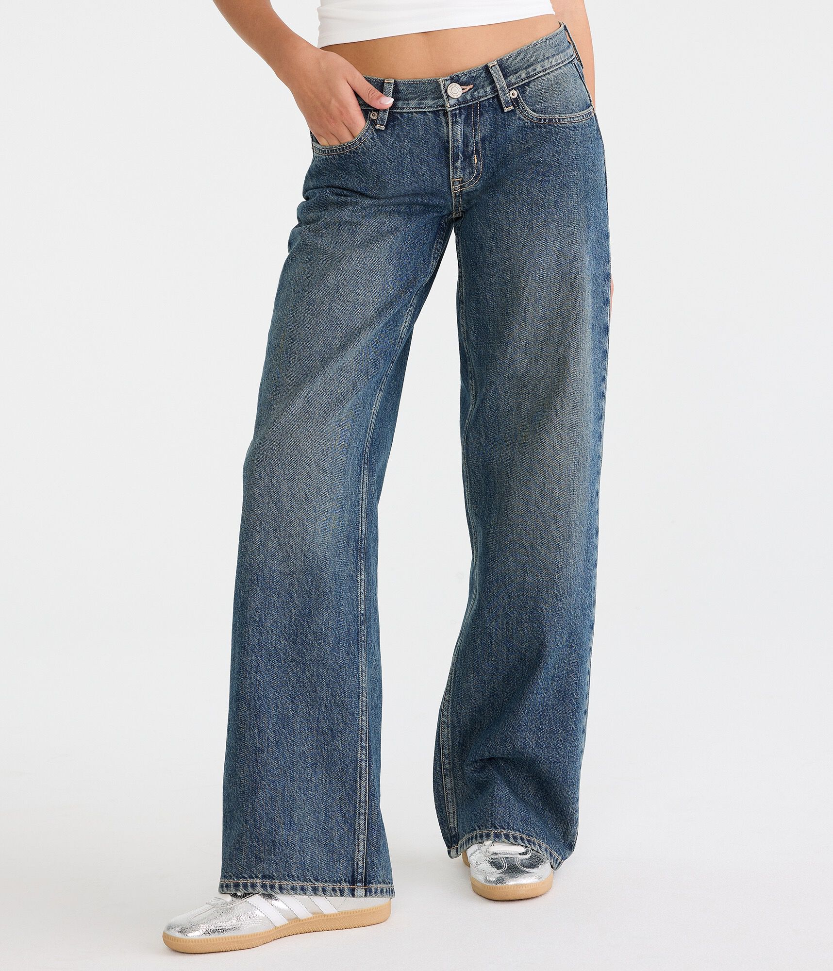 Super Low-Rise Baggy Wide Leg Star Jean