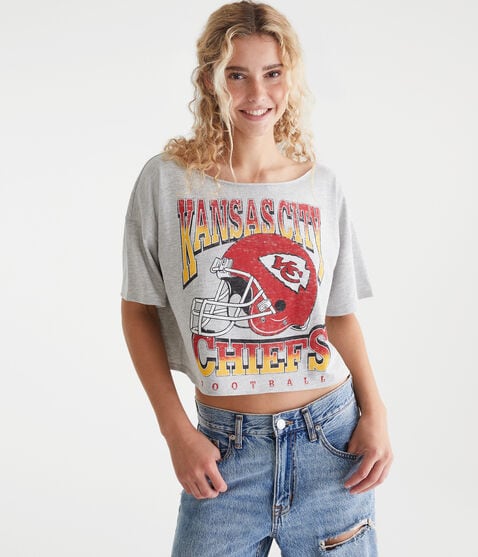Kansas City Chiefs Cropped Off-The-Shoulder Graphic Tee Kansas City Chiefs Cropped Off-The-Shoulder Graphic Tee
