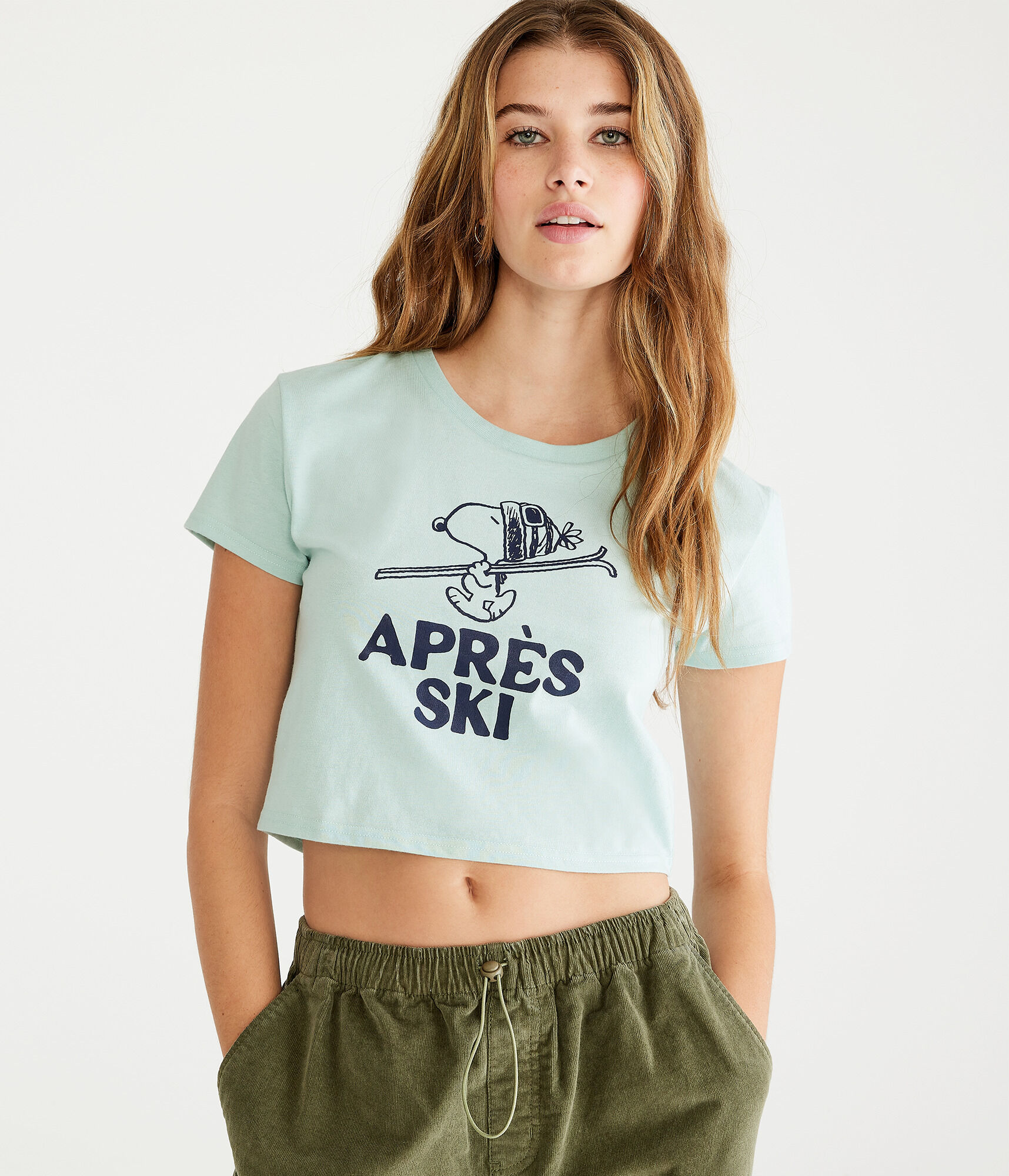 Peanuts&reg; | A&eacute;ropostale Snoopy Apr&egrave;s Ski Cropped Baby Tee