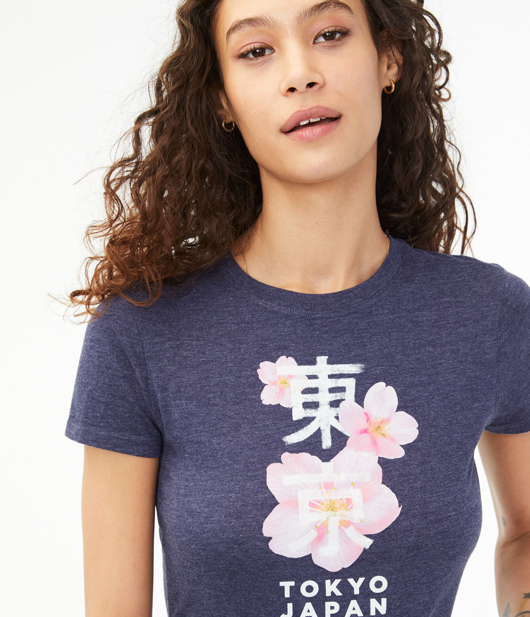 COVERNATのCool Cotton Doodle Tropical Graphic T-Shirt 全3色 A11529_24Q4_Organic_Cotton_Tee