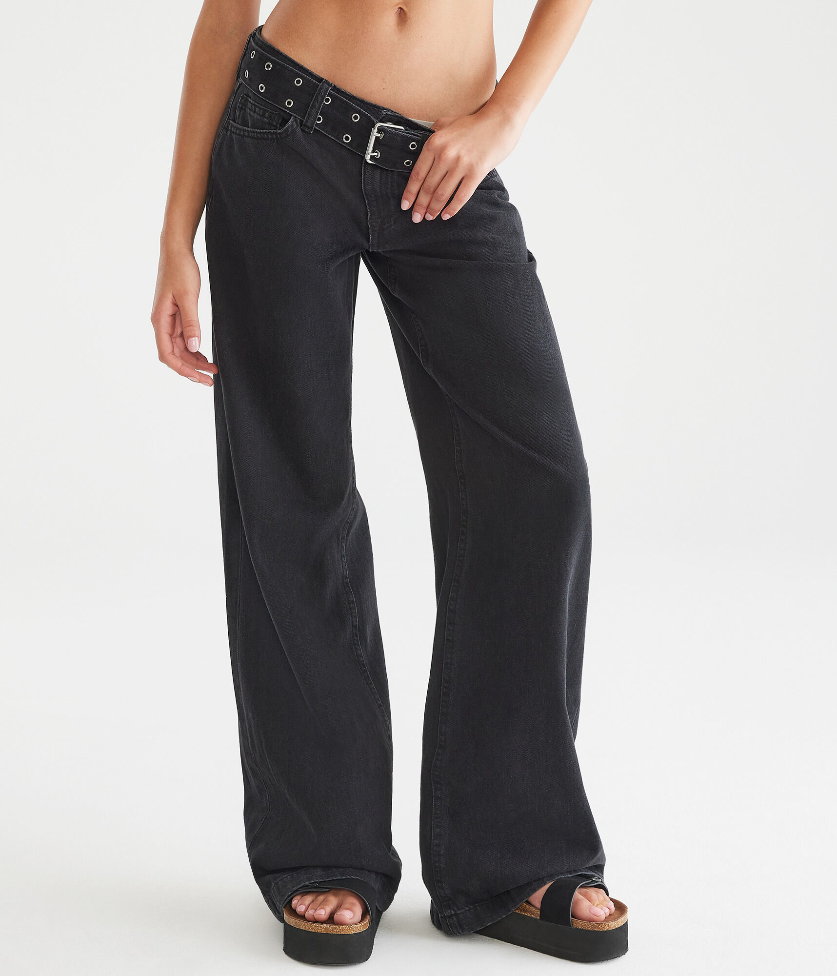 Low-Rise Wide Leg Jean