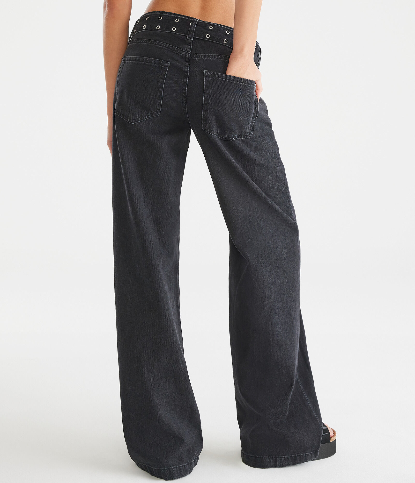 Low-Rise Wide Leg Jean