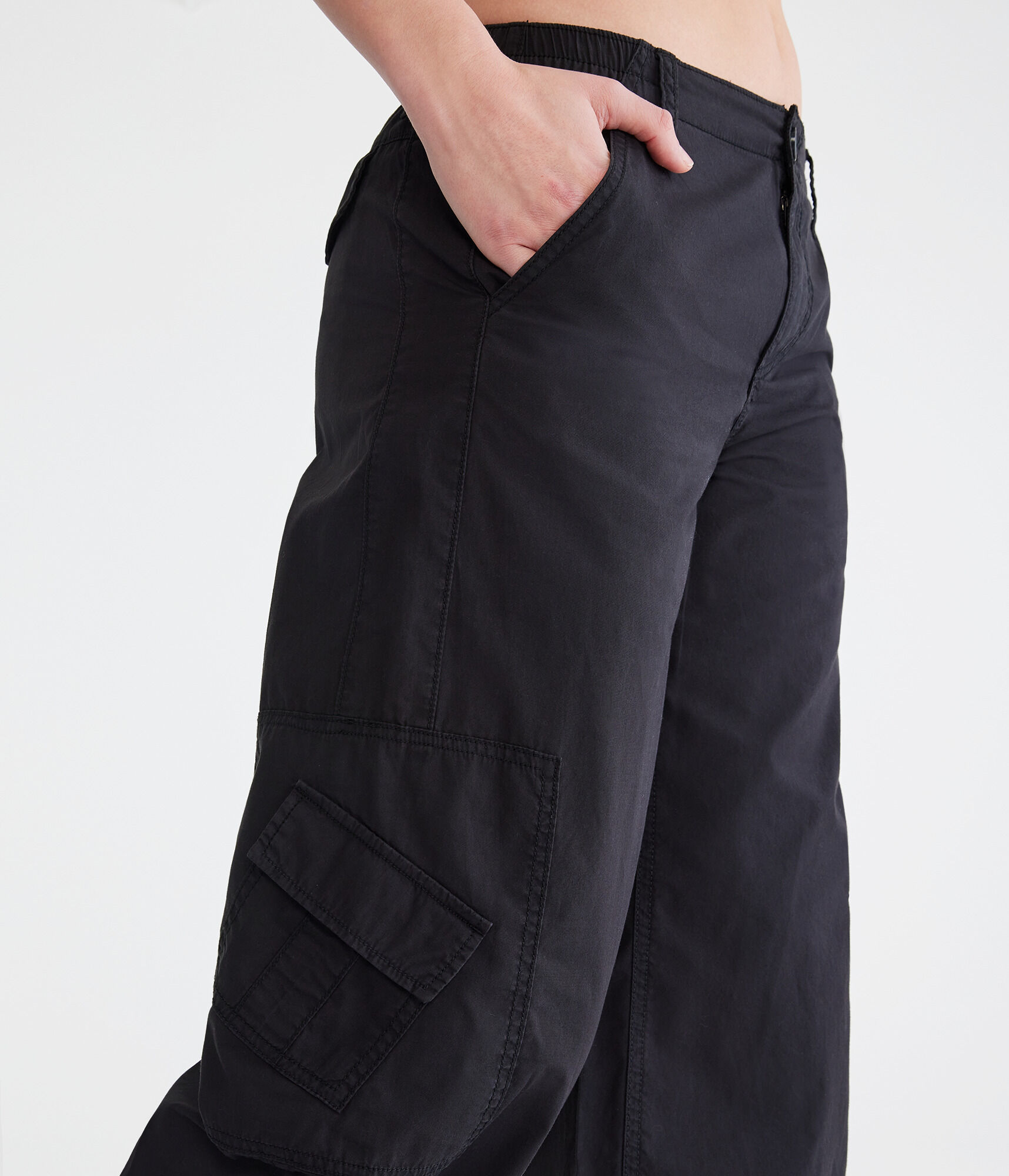 Low-Rise Wide Leg Cargo Pants