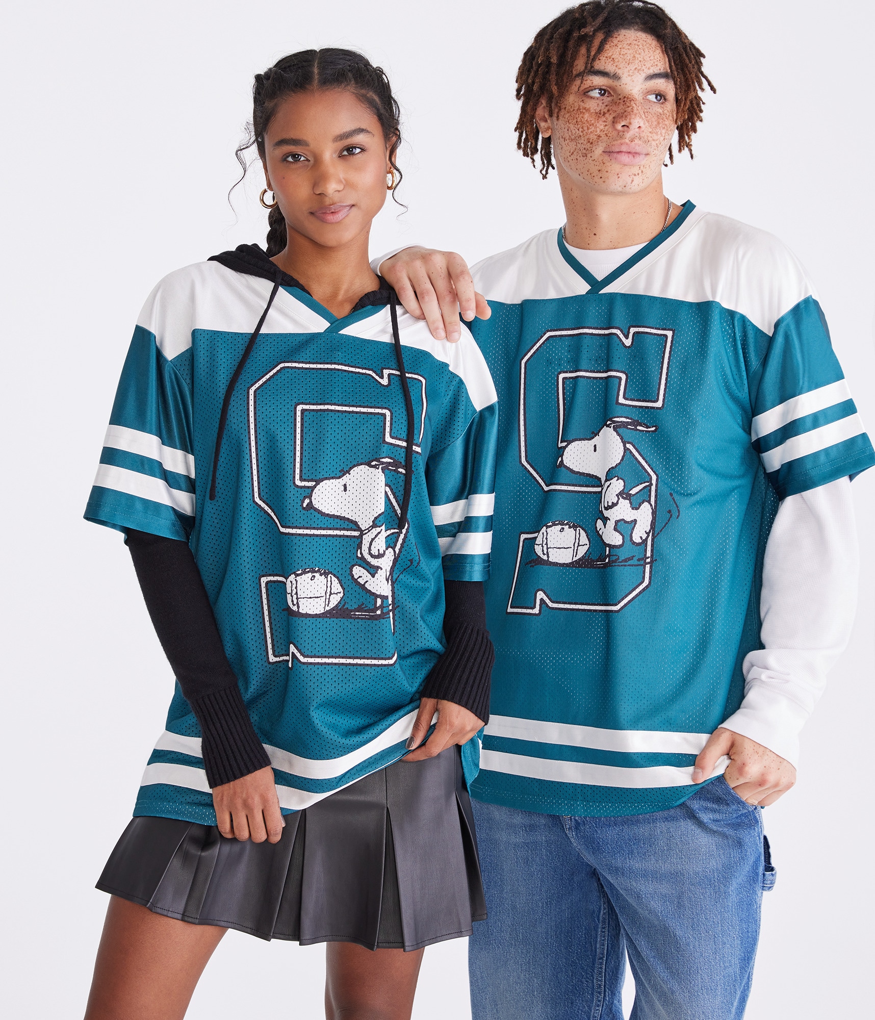 NUTMEG Peanuts Arch Logo Football Big T-Shirt スヌーピー PEANUTS アーチロゴ フットボール BIG Tシャツ｜NUTMEG(ナツメグ