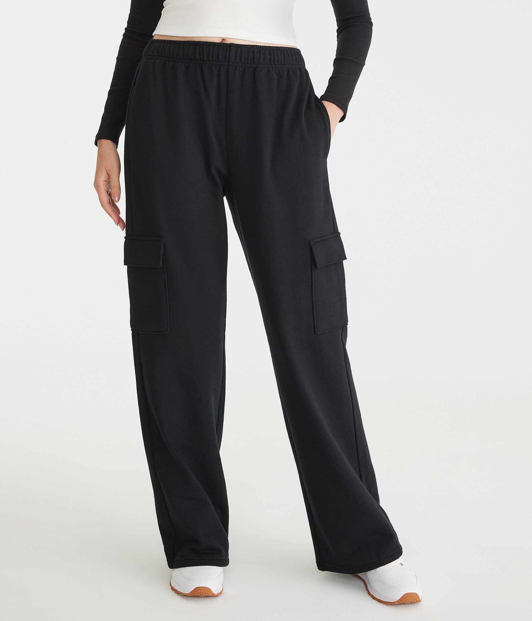 Low-Rise Cargo Wide Leg Sweatpants
